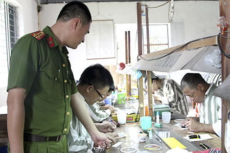 Tình người quản giáo