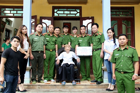 Thăm hỏi, tặng quà gia đình Bà mẹ Việt Nam Anh hùng, thân nhân liệt sỹ