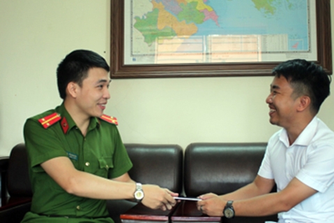 Nhặt được của rơi, chiến sỹ Cảnh sát PCCC trả lại người mất