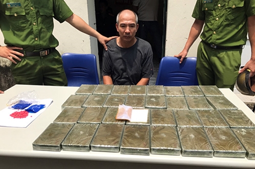 Phát hiện thêm 32 bánh heroin trên trần xe của trùm ma túy