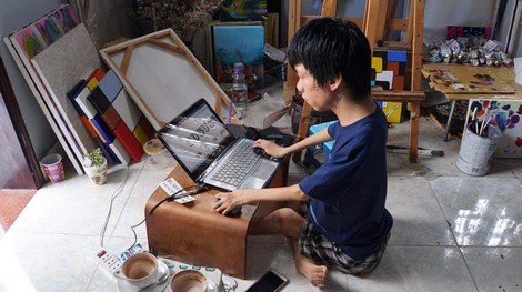 Chàng trai tật nguyền vẽ cuộc đời từ những nỗi đau