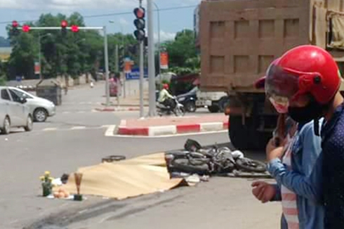 Xe tải chở đất cán 3 người chết thảm ở Xuân Mai