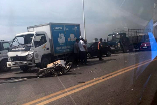 Đối đầu xe tải, người đàn ông tử vong trên cầu Vĩnh Tuy