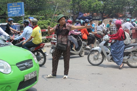 Bà lão 10 năm tự nguyện tham gia giữ gìn trật tự giao thông