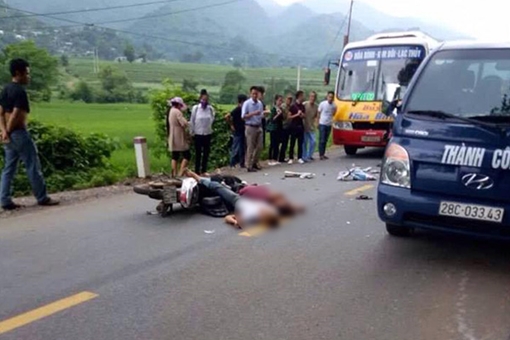 Chạy ẩu, hai anh em lao đầu vào xe buýt