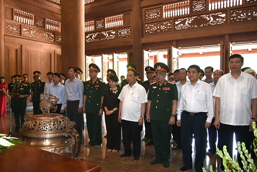 Thủ tướng dâng hương tưởng nhớ Bác Hồ tại Khu Di tích K9