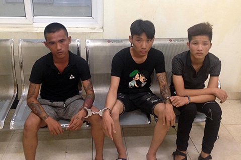 Nhóm 9x mang cả “kho” dao kiếm “phòng thân”