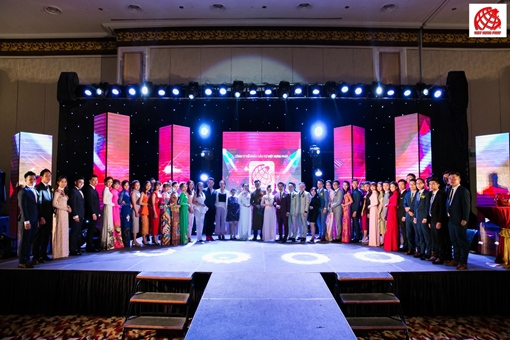 Kim Phát - Việt Hưng Phát tỏa sáng cùng áo dài của Nhà thiết kế nổi tiếng Đinh Văn Thơ