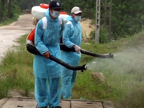 Hành hung nhân viên y tế vì cho rằng thuốc diệt muỗi SXH rởm