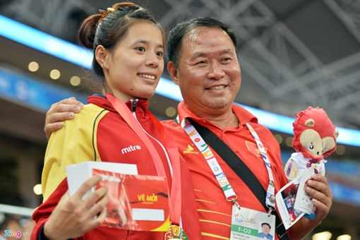 Cảm động tấm HCV trên đường chạy dành cho 2 thầy trò