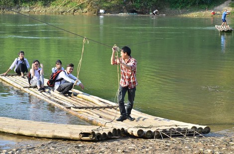 Xót xa học sinh đi bè mảng vượt sông tới trường