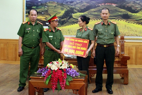 Thăm và tặng quà cán bộ Công an tỉnh Yên Bái