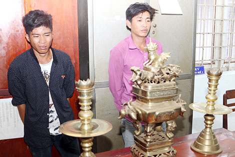 Cháu rể trộm lư đồng trên ban thờ nhà ông nội vợ