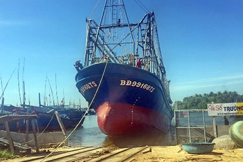 Hạ thủy tàu đầu tiên trong số tàu đánh cá vỏ thép phải sửa chữa ở Bình Định