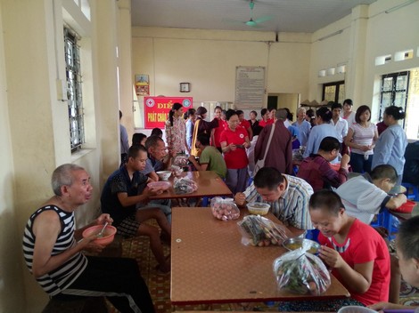 “Nồi cháo tình thương” ấm lòng những phận người nghèo khó