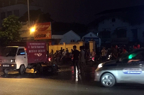 Chạy ẩu trời mưa, nam thanh niên lao đầu vào xe tải