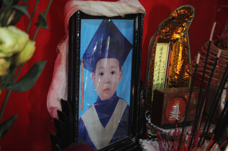 Truy tặng “Huân chương dũng cảm” cho cháu bé quên mình cứu 4 bạn đuối nước