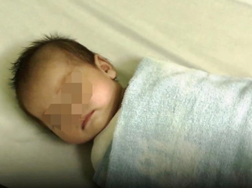 Bé trai 6 tháng tuổi tím tái trong chiếc chòi lá bỏ hoang