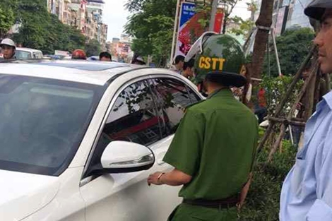 Xế sang càn quét hàng loạt xe máy trên phố Xã Đàn