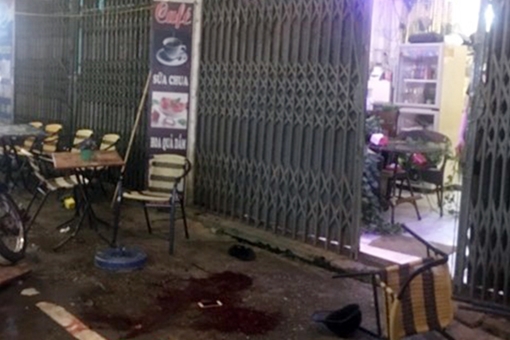 Chở vợ con đi chơi Trung thu, người đàn ông bị đâm gục trên phố