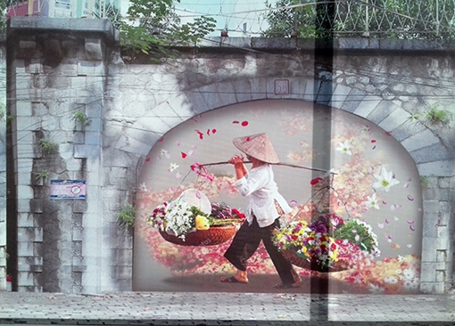 Cổng vòm phố Phùng Hưng được “làm đẹp” bằng tranh