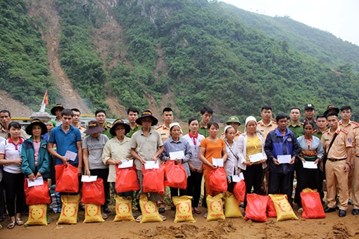 Những phần quà đậm tình quân dân vùng lũ