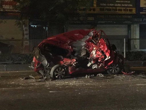 Hai xe container dồn toa, kẹp nát xe con ở Hải Phòng