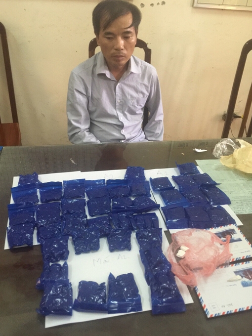 Cặp vợ chồng giả mang theo con cùng 8 nghìn viên ma túy