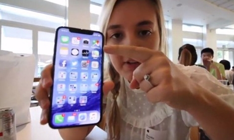 Con gái khoe iPhone X, người bố bị Apple sa thải