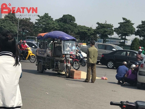 Xe ba bánh va chạm với taxi, người phụ nữ bị đè tử vong