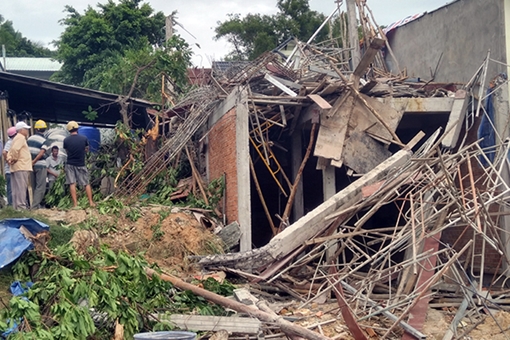 Sập giàn giáo lúc bơm bê tông, 1 người chết, 4 người bị thương