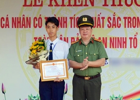 Khen thưởng học sinh dũng cảm bắt cướp