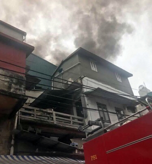 Ngôi nhà 3 tầng cháy dữ dội trên phố cổ Hà Nội