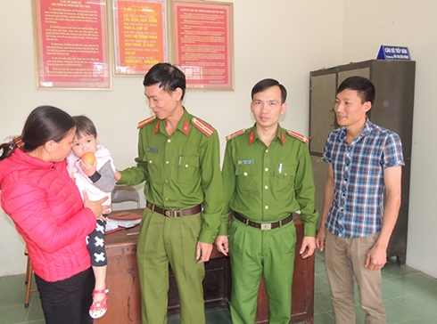 Công an phường một ngày làm nhiều việc tốt vì nhân dân