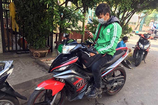 Sinh viên và tân cử nhân chạy “xe ôm” công nghệ để nhẹ gánh gia đình