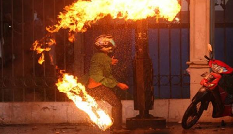 Bị tạm giữ xe máy, mua xăng rồi ném vào trụ sở Công an phương