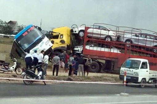 Đầu kéo ủn xe khách bật khỏi đường cao tốc