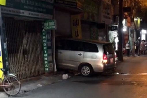 Tài xế lái xe ô tô húc tung cửa nhà trên phố Mai Dịch