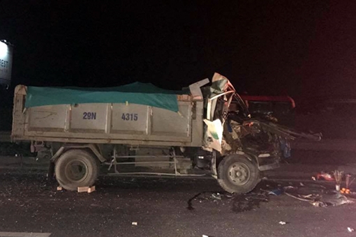 Hai xe tải đâm nhau, cao tốc Pháp Vân ùn tắc hơn 2 tiếng