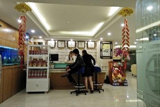 Bi hài "quan xã" hành hung người thân