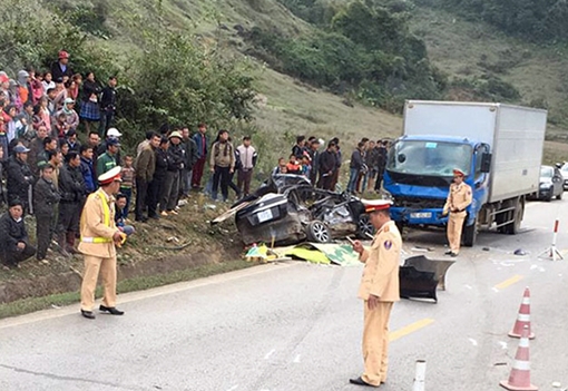 Xế hộp va chạm với xe tải, 4 người tử nạn