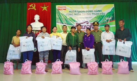 Báo Công an nhân dân trao quà cho người dân bị thiên tai