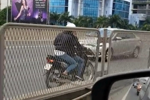 Xác minh đôi nam nữ đi xe máy ngược chiều trên đường Vành đai 3 trên cao 