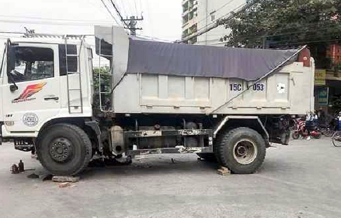 Về quê cùng ông, bé trai bị xe tải cán tử vong