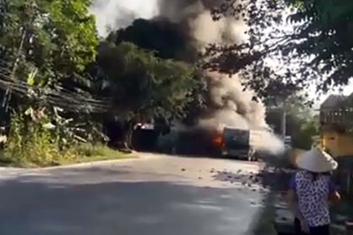 Tai nạn liên hoàn ở Phú Thọ, 4 ô tô bốc cháy dữ dội 