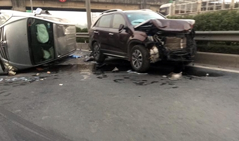 Xế hộp húc nhau lật nhào trên cao tốc Pháp Vân - Cầu Giẽ