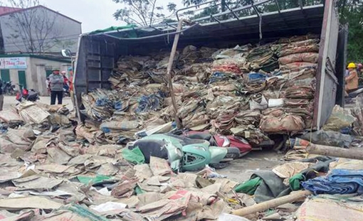 Một phóng viên nữ tử vong sau khi ô tô tải chở bao bì lật  