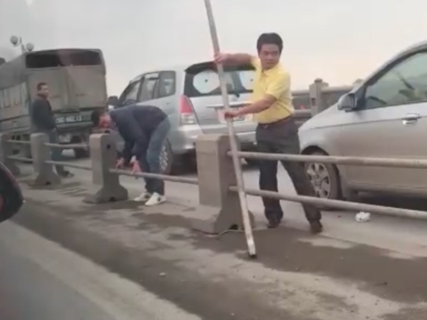 Chạy sai làn, tài xế xúm nhau tháo barie để trốn CSGT