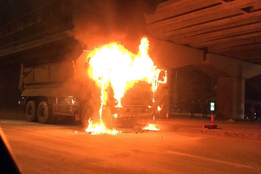 Xe tải cháy ngùn ngụt trong đêm ở Hà Nội