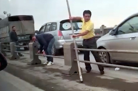 Tài xế ô tô tháo barie trốn CSGT trên cầu bị phạt 1 triệu đồng